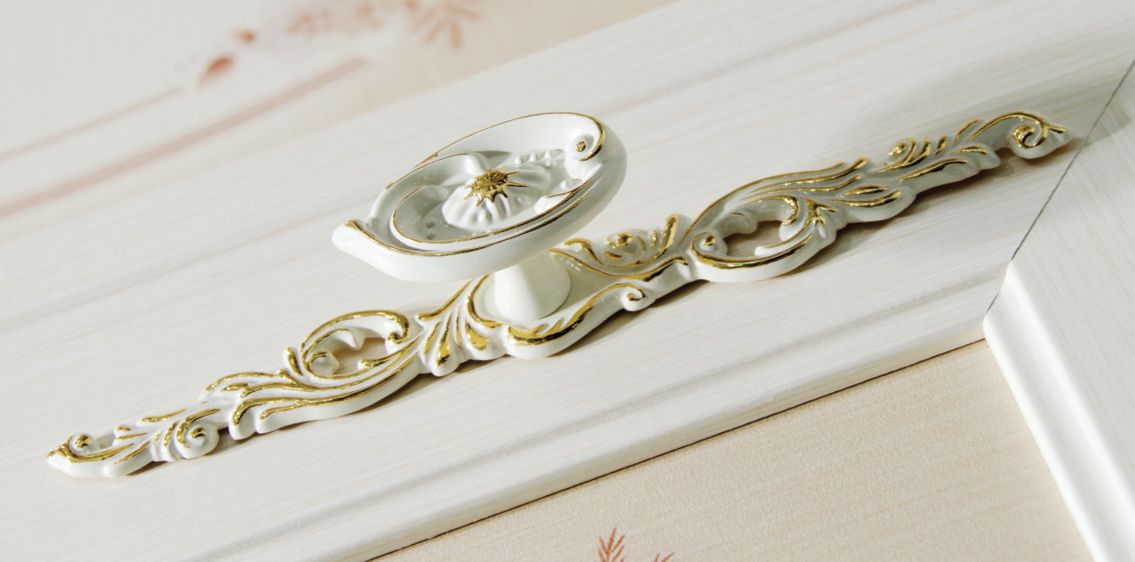 Ручки мебельные Ручка-кнопка RZE 192 на декор.площадке L160мм замак белый глянец с золотом RZE192Z.160WG